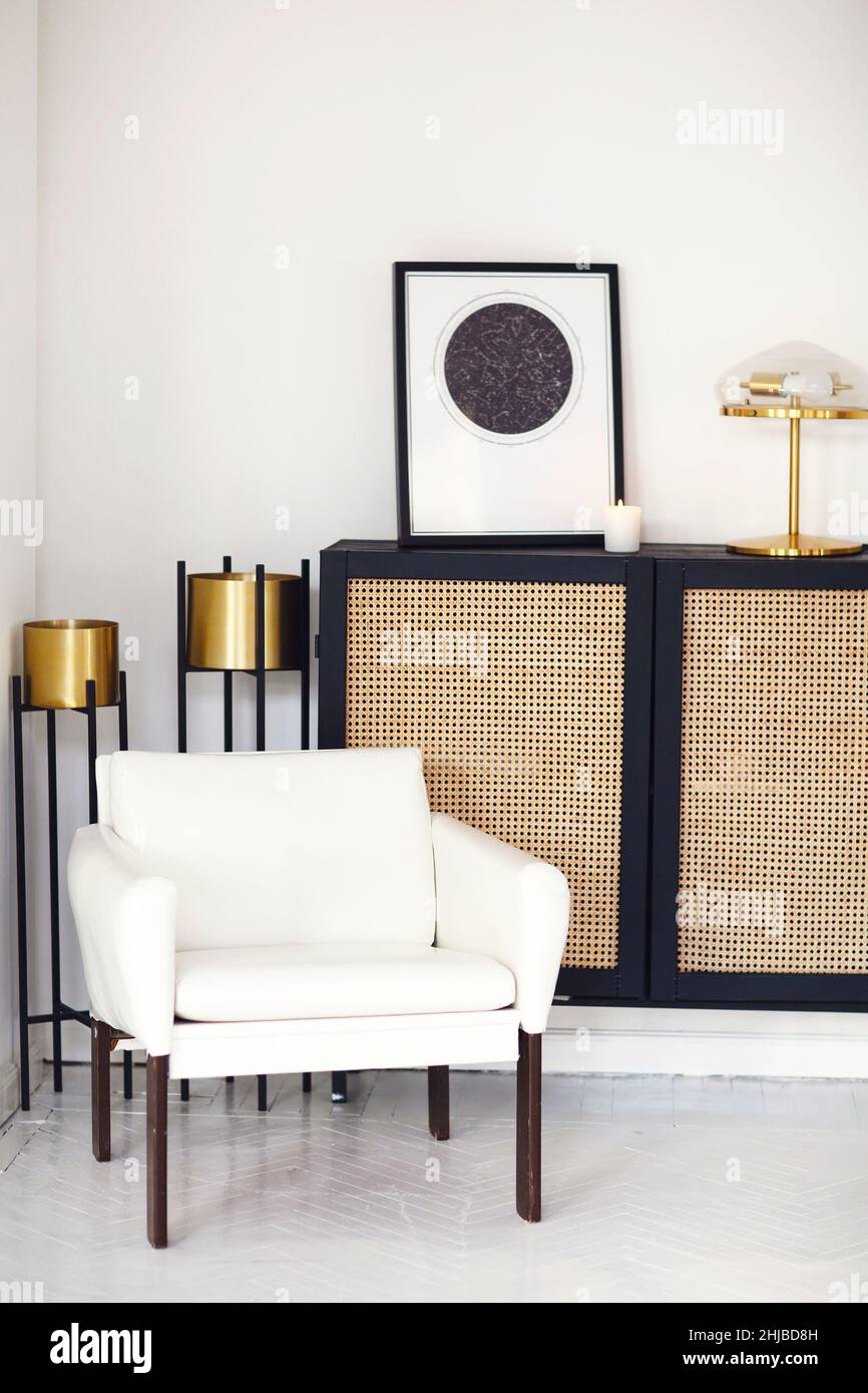 Commode ou commode en bois noir avec affiche carte encadrée d'étoiles, lampe et bougie contre le mur lumineux dans un intérieur contemporain minimaliste.Intérieur des Banque D'Images Commode ou commode en bois noir avec affiche carte encadrée d'étoiles, lampe et bougie contre le mur lumineux dans un intérieur contemporain minimaliste.Intérieur des Banque D'Images