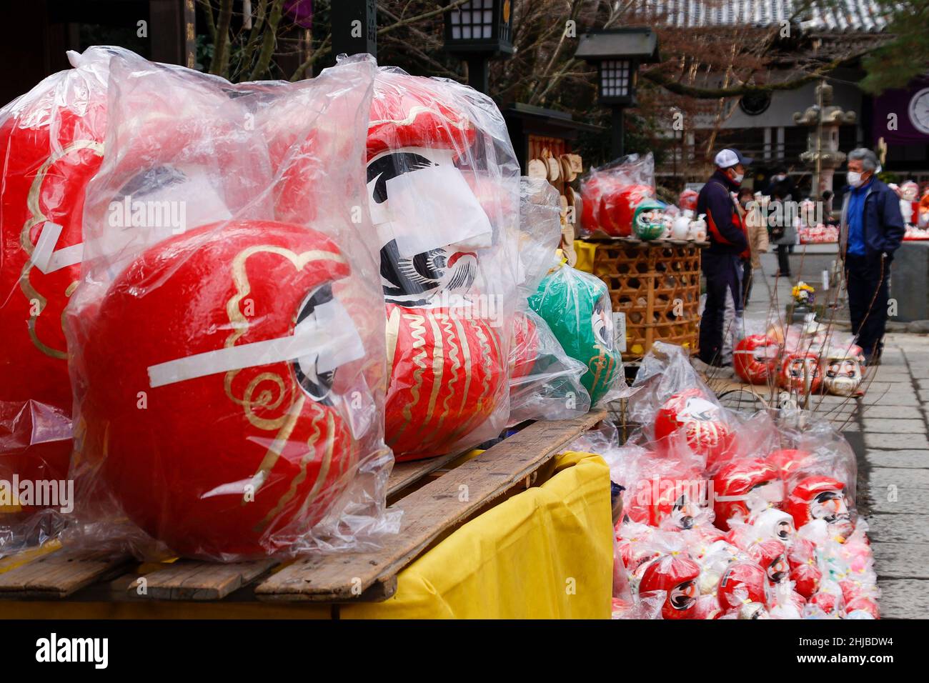 Hino, Tokyo, Japon.28th janvier 2022.Les vendeurs vendent des poupées Daruma rouges, un talisman populaire de bonne chance, au temple Takahata Fudoson de Hino City.Environ 150 vendeurs se rassemblent pour vendre des poupées Daruma sans que les élèves soient peints sur leurs yeux pour les personnes cherchant de la chance pendant l'année.Les gens colorent dans un élève quand un désir est fait ou un objectif fixé, et quand le désir vient vrai ou le but est atteint ils remplissent l'autre élève.À la fin de l'année, les poupées Daruma utilisées sont retournées au temple pour être brûlées.(Image de crédit: © Rodrigo Reyes Marin/ZUMA Press Wire) Banque D'Images