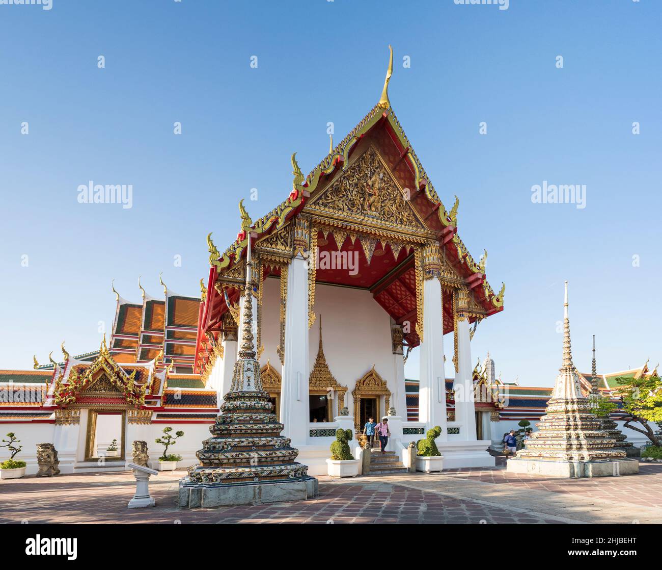 Touristes quittant un bâtiment au temple Wat Pho, le Bouddha couché, Bangkok, Thaïlande Banque D'Images