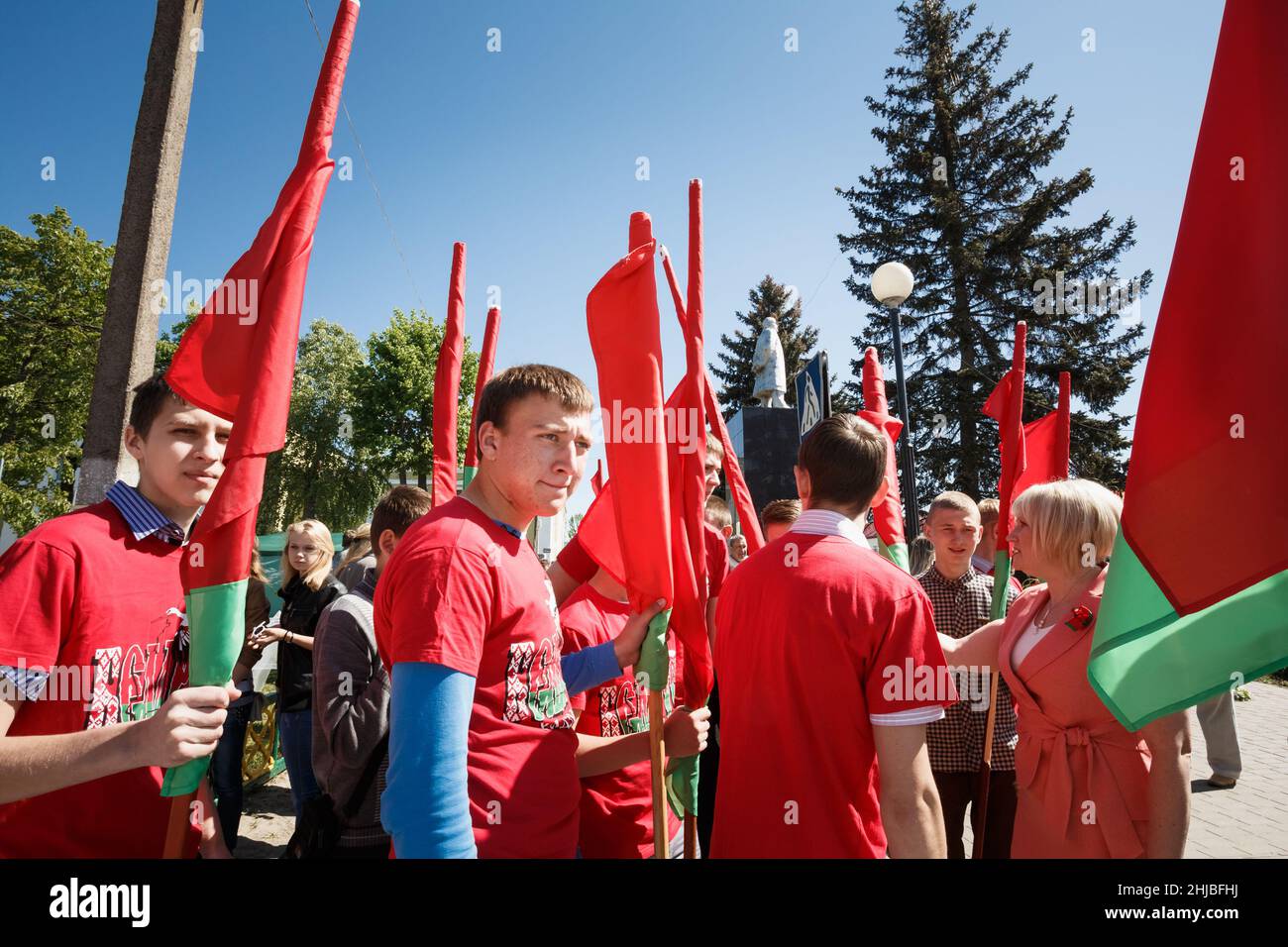 Les jeunes non identifiés du Parti patriotique BRSM détient des drapeaux sur la célébration du jour de la victoire en Biélorussie Banque D'Images