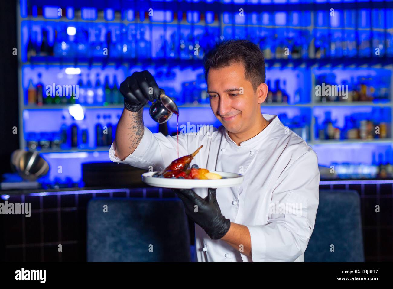 chef préparant du ludo dans un restaurant d'élite Banque D'Images