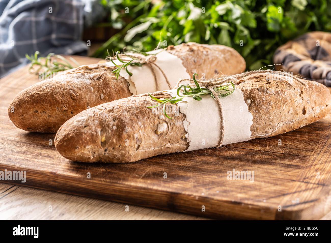 Baguette de wholegrain française cuite au four frais et prête à la vente. Banque D'Images