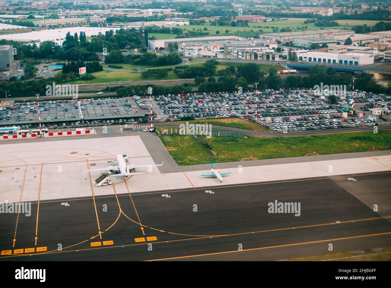 Bergame, Italie.Vue aérienne de la piste de l'aéroport international Orio Al Serio.Aéroport international il Caravaggio Banque D'Images