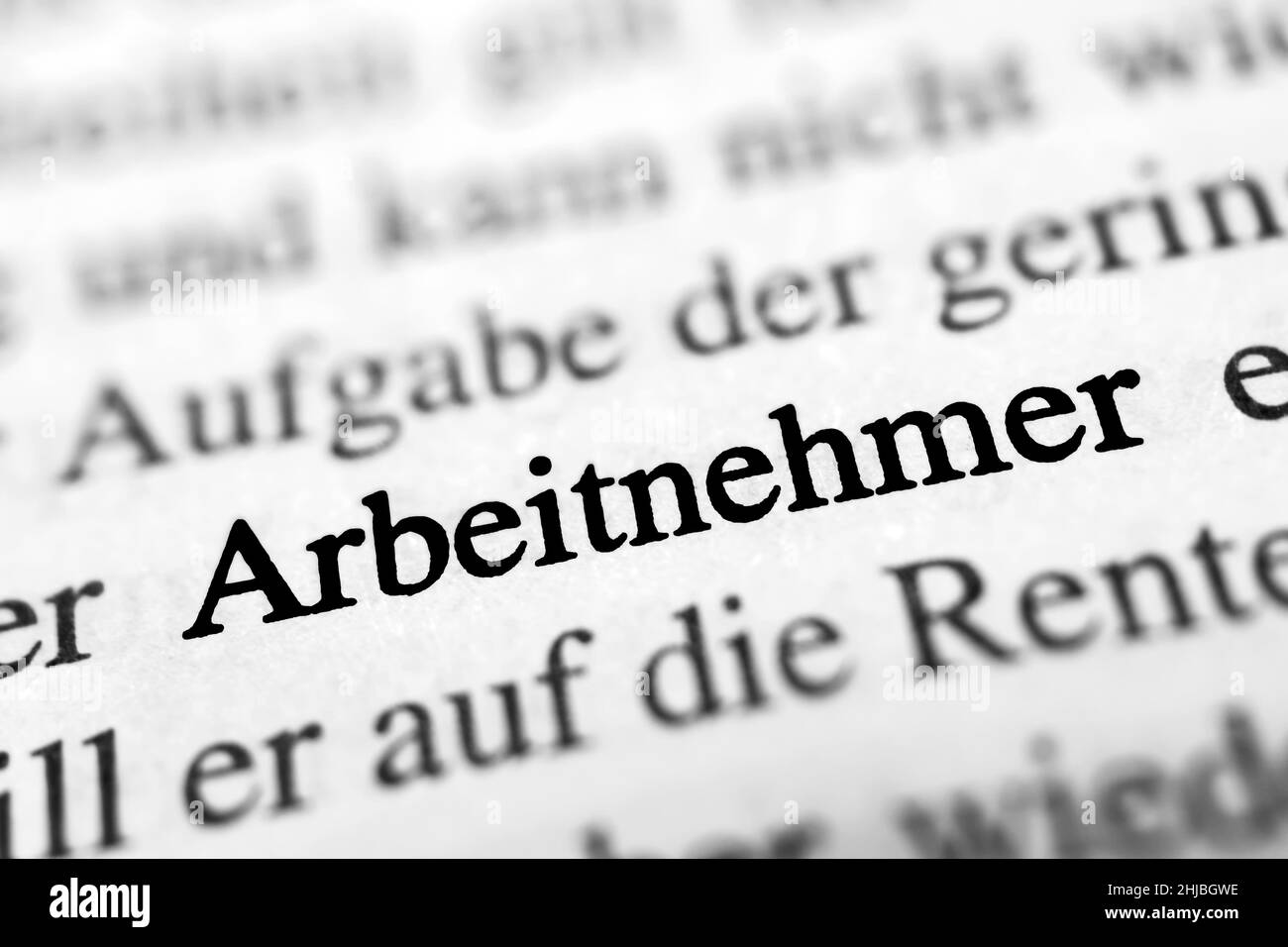 Gros plan sur le mot allemand en surbrillance 'Arbeitnehmer' dans un journal. Traduction : employé Banque D'Images
