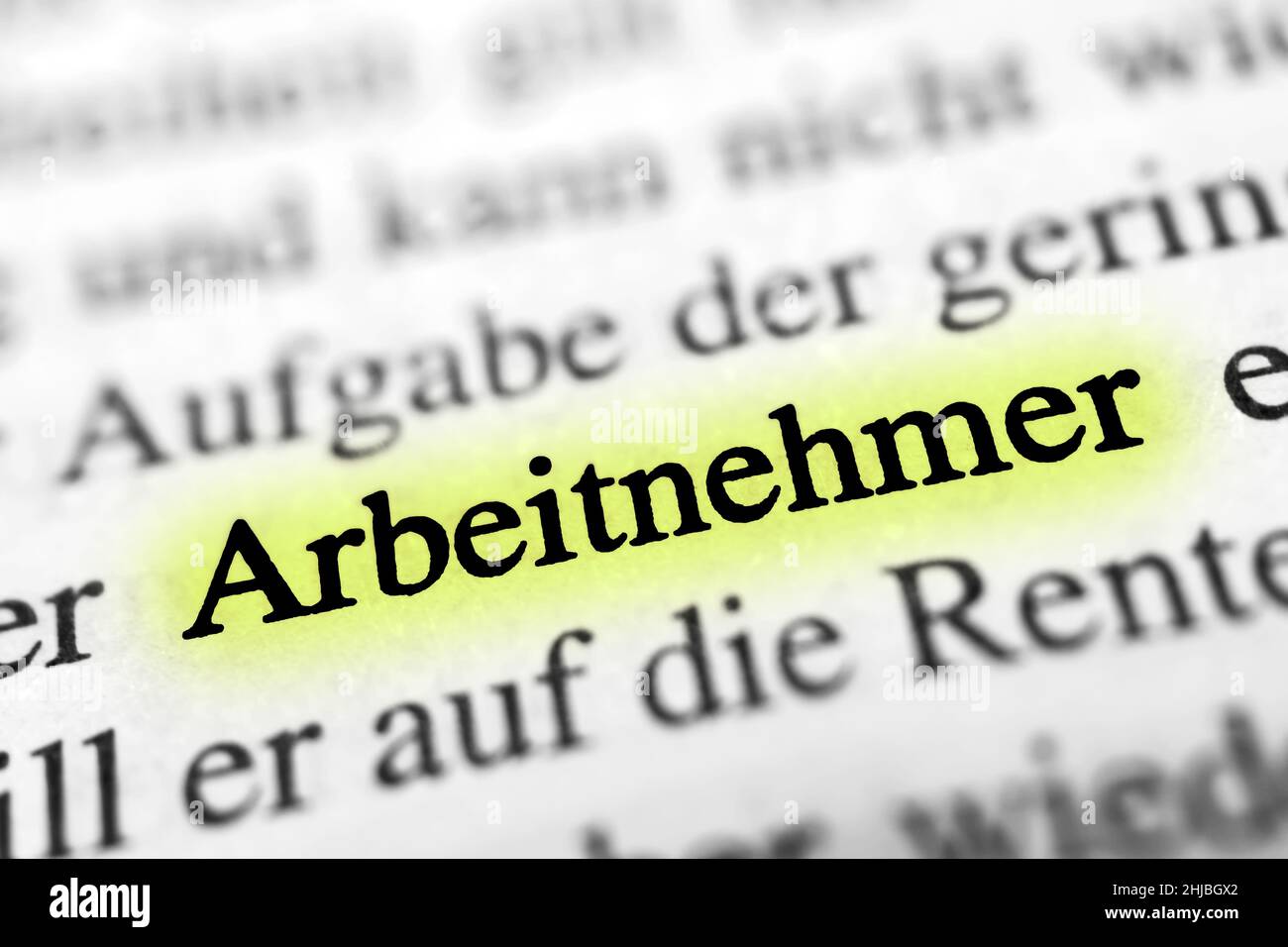 Gros plan sur le mot allemand en surbrillance 'Arbeitnehmer' dans un journal. Traduction : employé Banque D'Images