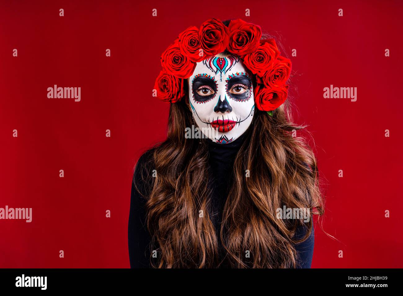 Jolie glamour belle mexicaine brun foncé yeux femme prête à la fête de Santa Muerte Banque D'Images