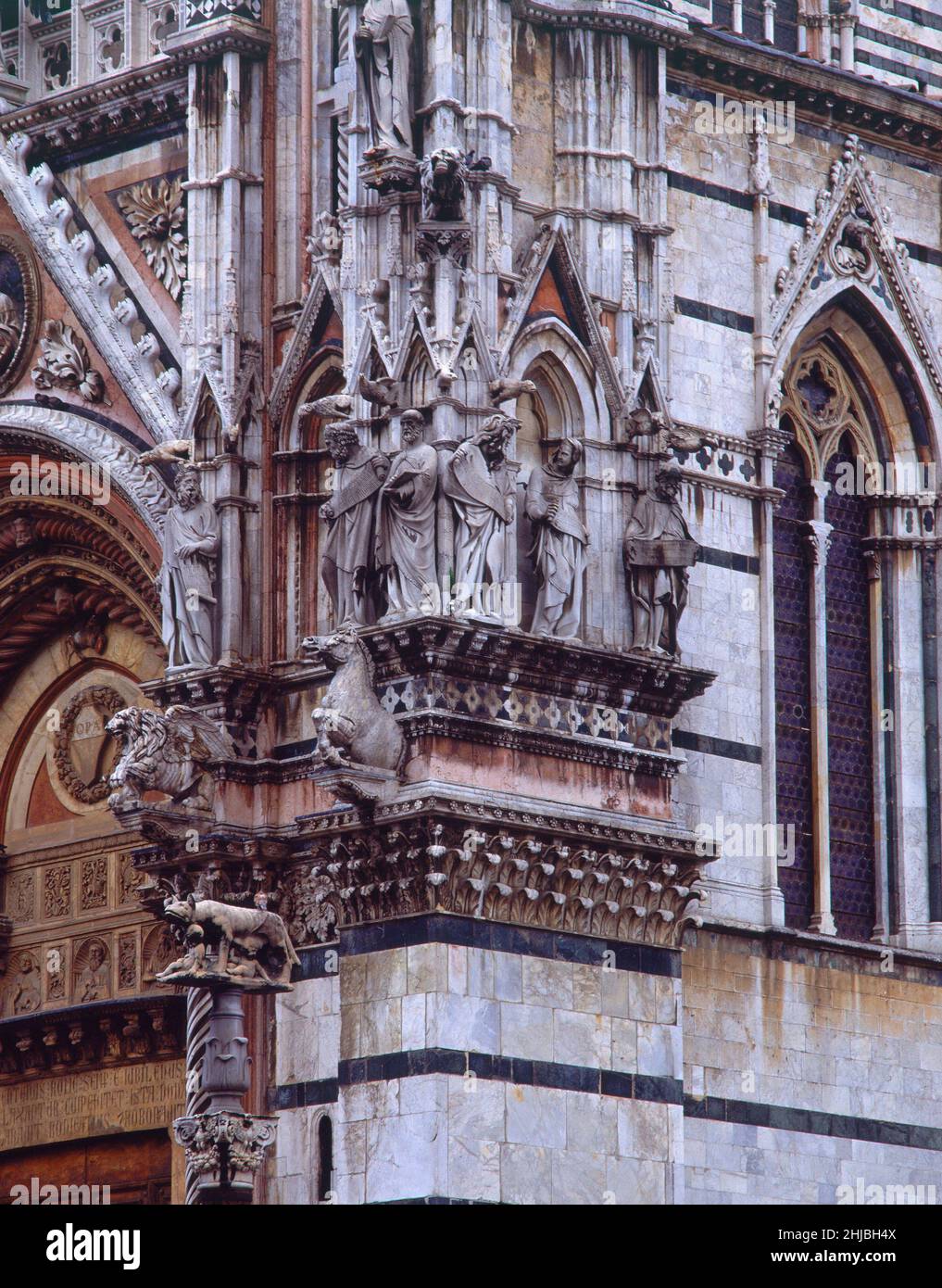 EXTÉRIEUR-FACHADA-DET DECORACION ESCULTORICA ROMANICO GOTICA S XIIIAuteur: GIOVANNI PISANO.Emplacement: CATEDRAL.SIENNE.ITALIE. Banque D'Images