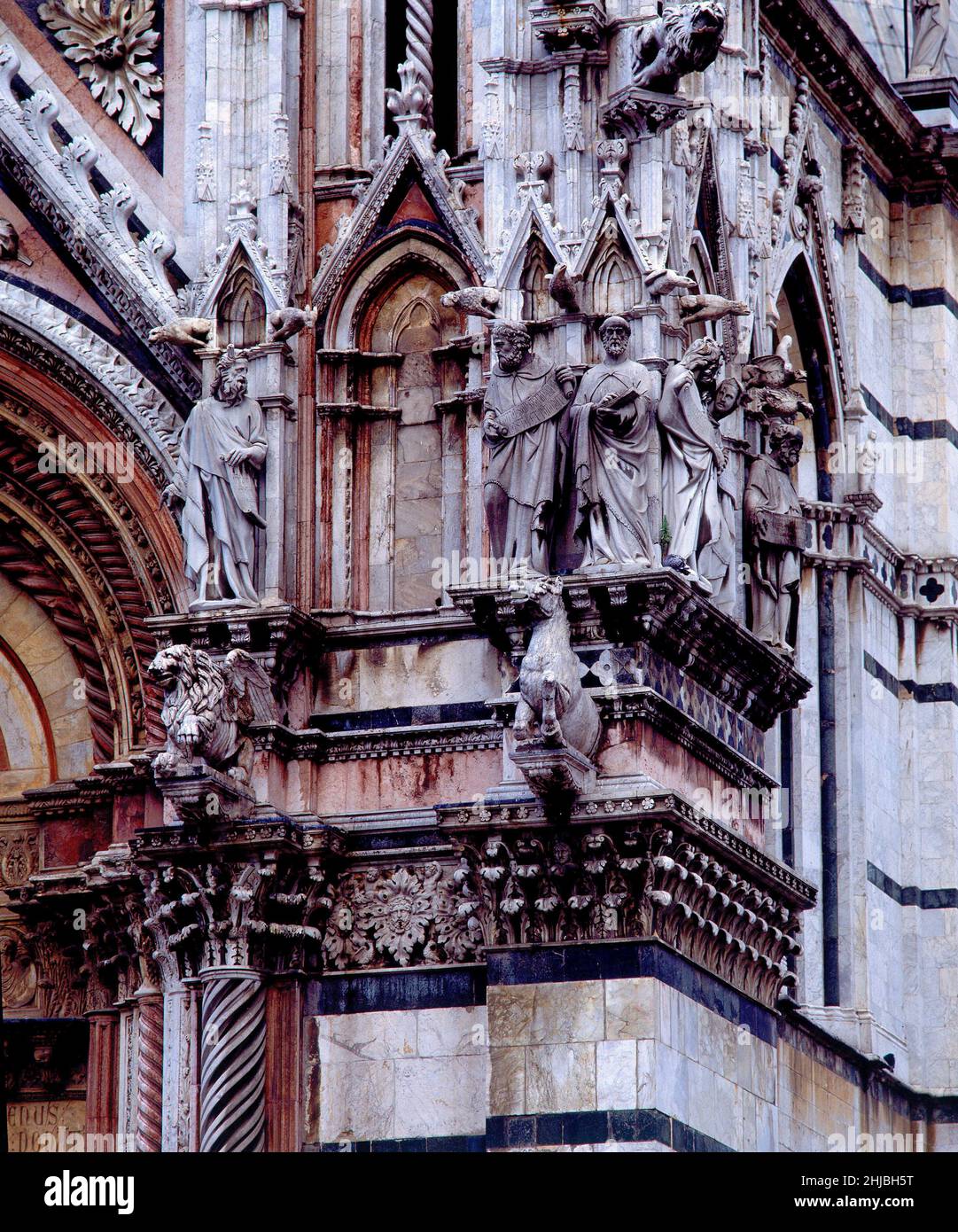 EXTÉRIEUR-FACHADA-DET DECORACION ESCULTORICA ROMANICO GOTICA S XIIIAuteur: GIOVANNI PISANO.Emplacement: CATEDRAL.SIENNE.ITALIE. Banque D'Images