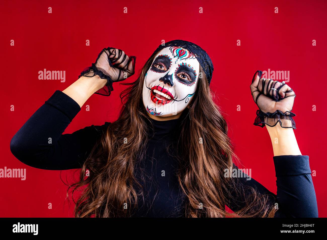 Jolie glamour belle mexicaine brun foncé yeux femme prête à la fête de Santa Muerte Banque D'Images