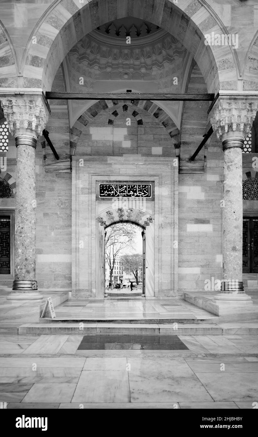 ISTANBUL, TYRKEY.7 JANVIER 2022.Mosquée Suleymaniye.L'entrée principale intérieur extérieur - intérieur Banque D'Images