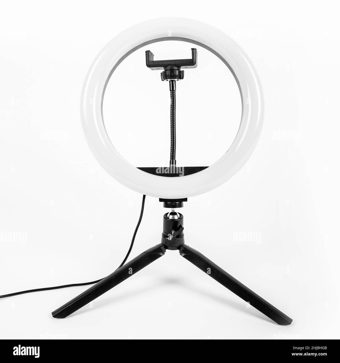 Lampe annulaire LED sur un petit trépied.Arrière-plan blanc. Banque D'Images