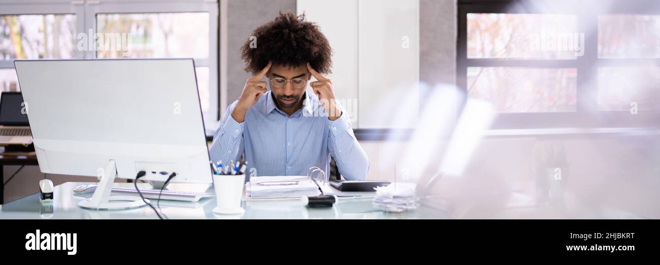 A souligné l'homme américain de l'employé d'Afrique malade à l'ordinateur Banque D'Images