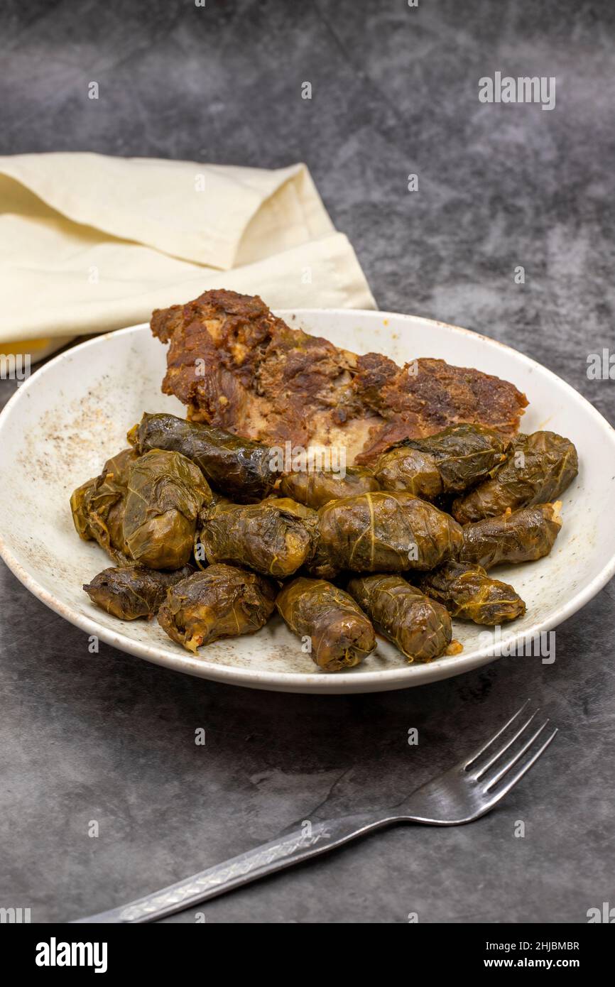 Emballage de feuilles de viande.Saveur méditerranéenne traditionnelle.Envelopper les feuilles sur fond sombre. Nom local etli yaprak sarma Banque D'Images
