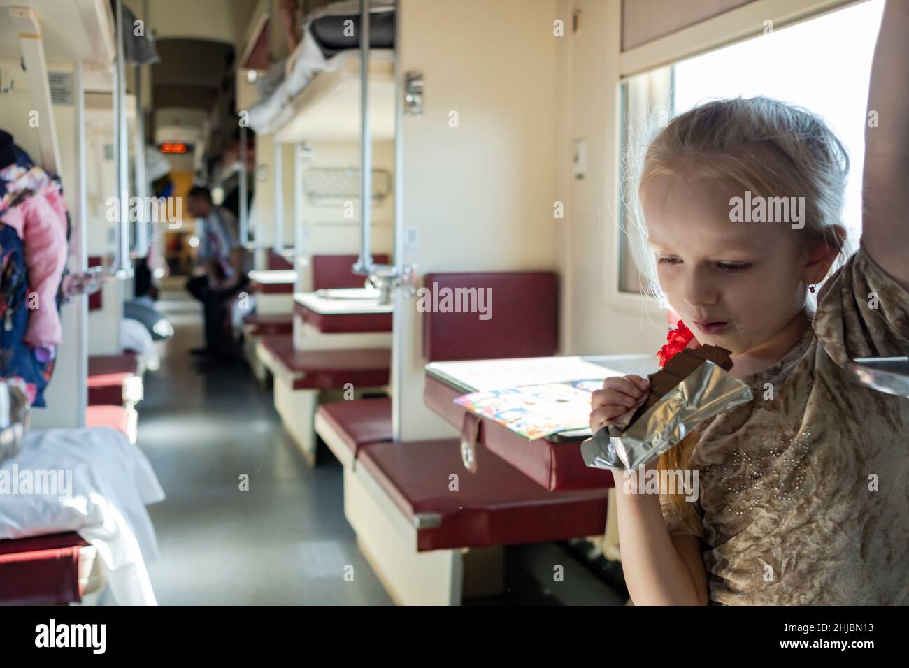 La vie quotidienne en Trans-Siberian Express.Une petite fille passager dans la section de plastkart. Banque D'Images