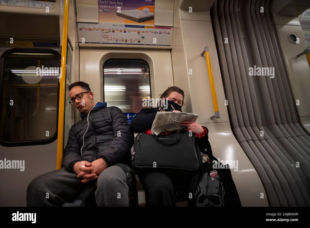 Londres, Royaume-Uni.28th janvier 2022.London tube passagers portant un masque facial protégeant contre l'infection Covid 28 janvier 2022 passagers sur le métro de Londres,Certains portent des masques pour se protéger contre l'infection Covid et d'autres pas que la loi du Plan B masque pour le visage est détendue permettant aux membres du public de se faire leur propre esprit abvout portant des masques pour le visage.Crédit photo : BRIAN HARRIS/Alay Live News Banque D'Images