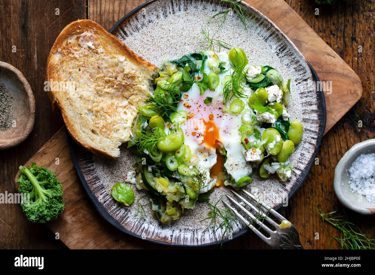 Shakshuka vert aux fèves, poireaux et courgettes Banque D'Images