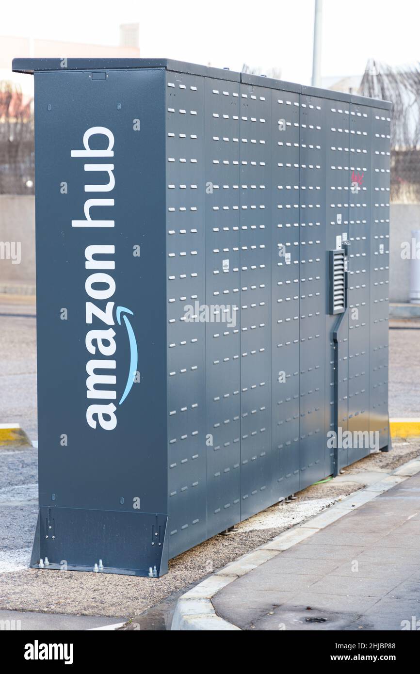 VALENCE, ESPAGNE - 13 JANVIER 2022: Amazon Hub Locker situé à l'extérieur d'une station-service Banque D'Images