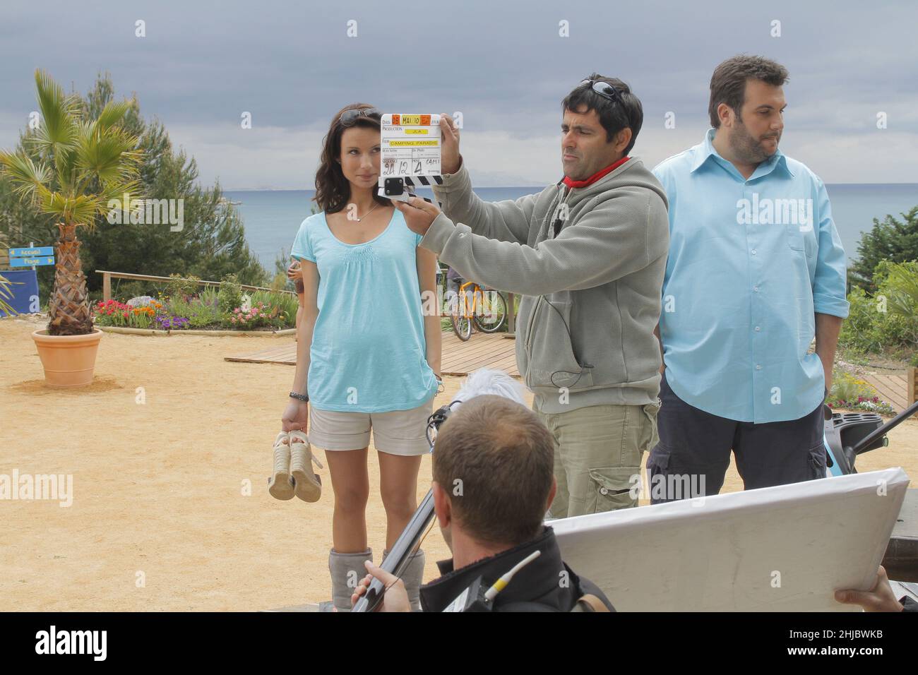 Camping Paradis, saison 2, épisode 2 : série télévisée 'mamans en grève'  (2006-) - France année: 2010 Directeur: Philippe Proteau Jennifer Lauret,  Laurent Ournac photo de tournion Photo Stock - Alamy