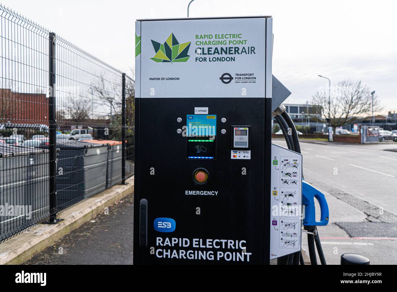 WIMBLEDON LONDRES, ROYAUME-UNI.28 janvier 2022.Un point de recharge rapide de voiture électrique à Wimbledon.Le maire de Londres Sadiq Khan a annoncé une nouvelle stratégie d'infrastructure pour les véhicules électriques (EV) 2030 comprenant des plans de tarification routière, car les automobilistes de l'ensemble de Londres pourraient être facturés pour chaque trajet à partir de 2024 afin de réduire les émissions de carbone et d'améliorer la qualité de l'air.Credit: amer ghazzal / Alamy Live News Banque D'Images