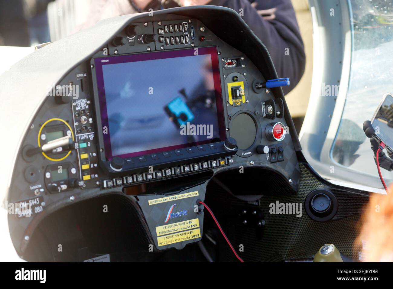 Aéroport international de Courtrai-Wevelgem, Belgique.Zara Rutherford,  pilote britannique de 19 ans, complète son odyssée de 5 mois en volant seul  autour de lui monde Photo Stock - Alamy