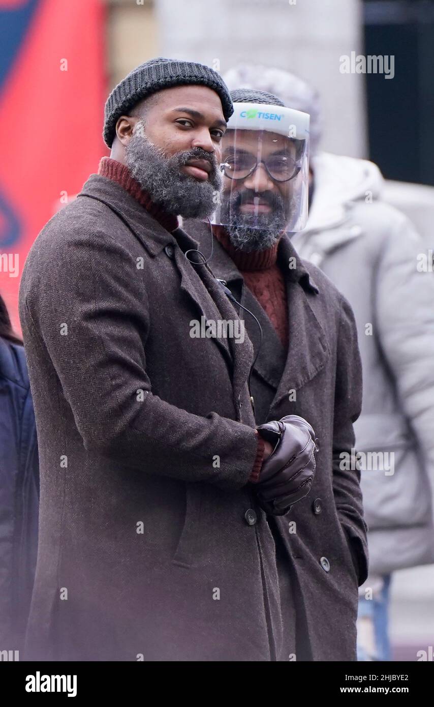 Deux cascades doubles pour Samuel L Jackson sur le terrain pour le tournage de l'invasion secrète de Marvel, au Piece Hall à Halifax, dans le West Yorkshire.Date de la photo: Vendredi 28 janvier 2022. Banque D'Images