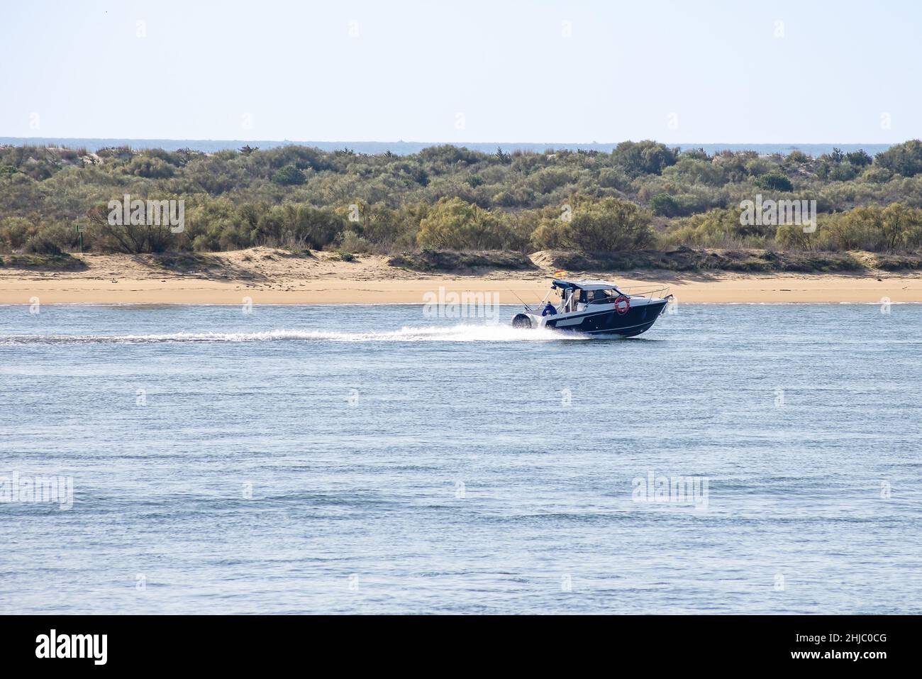 Bateau à moteur naviguant dans la baie de la plage El Portil à Punta Umbría, Huelva.Vidéo au ralenti Banque D'Images
