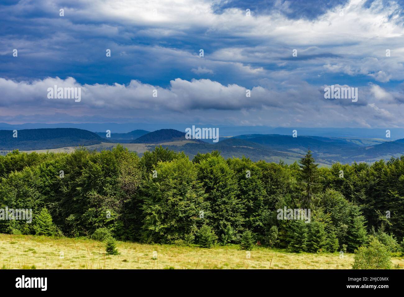 Paysage incroyable dans les montagnes des Carpates.Vue panoramique sur les vallées de montagne éclairées par le soleil Banque D'Images