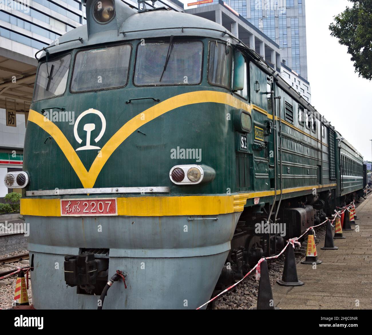 Un train chinois d'antan a été mis hors service à Shenzhen, en Chine Banque D'Images