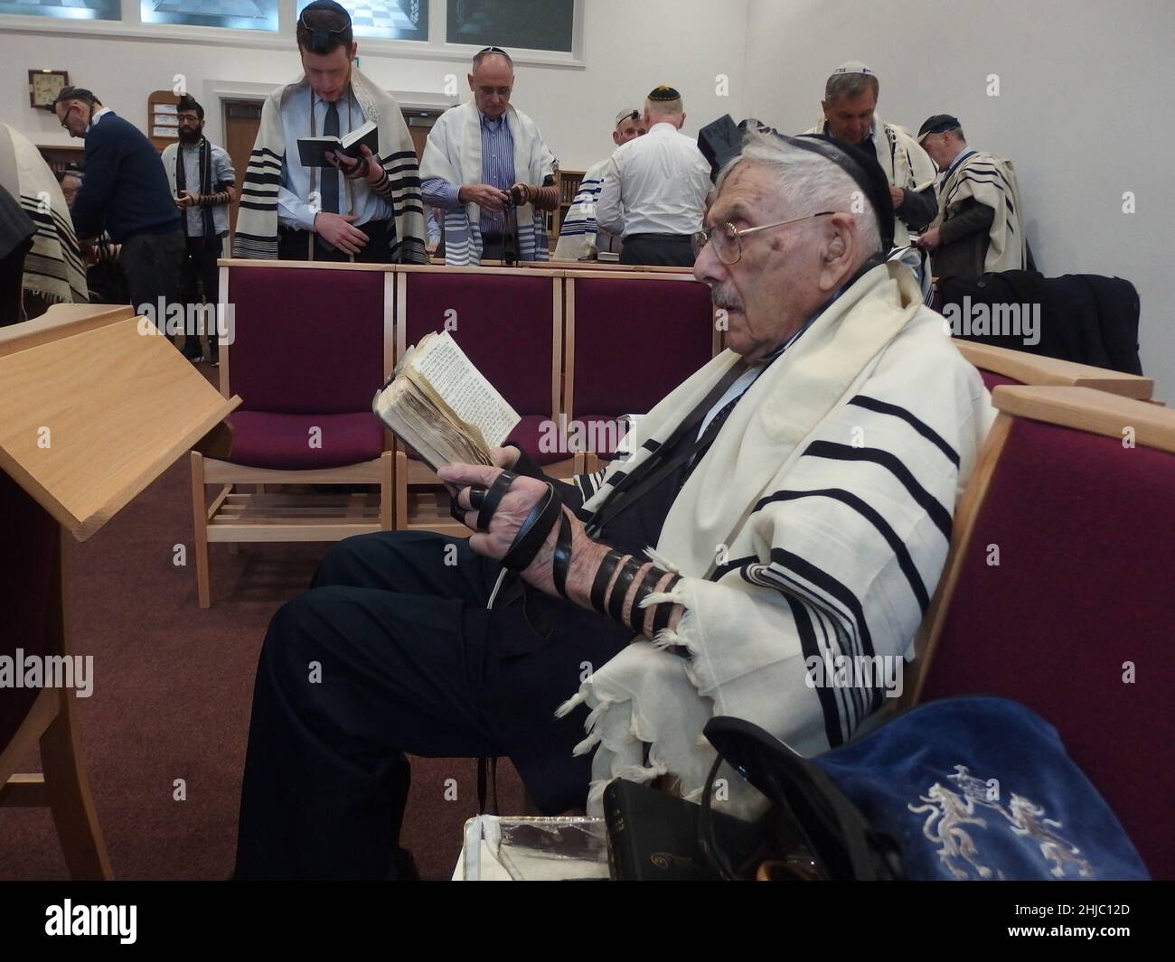 Le Dr Gerald Jacobs, 100 ans, de la synagogue centrale de Birmingham, lors d'un service spécial le dimanche matin pour célébrer son anniversaire, suivi d'un petit déjeuner auquel les congrégants se sont joints, y compris ses trois fils Nathan, Lennie et Maurice. Banque D'Images