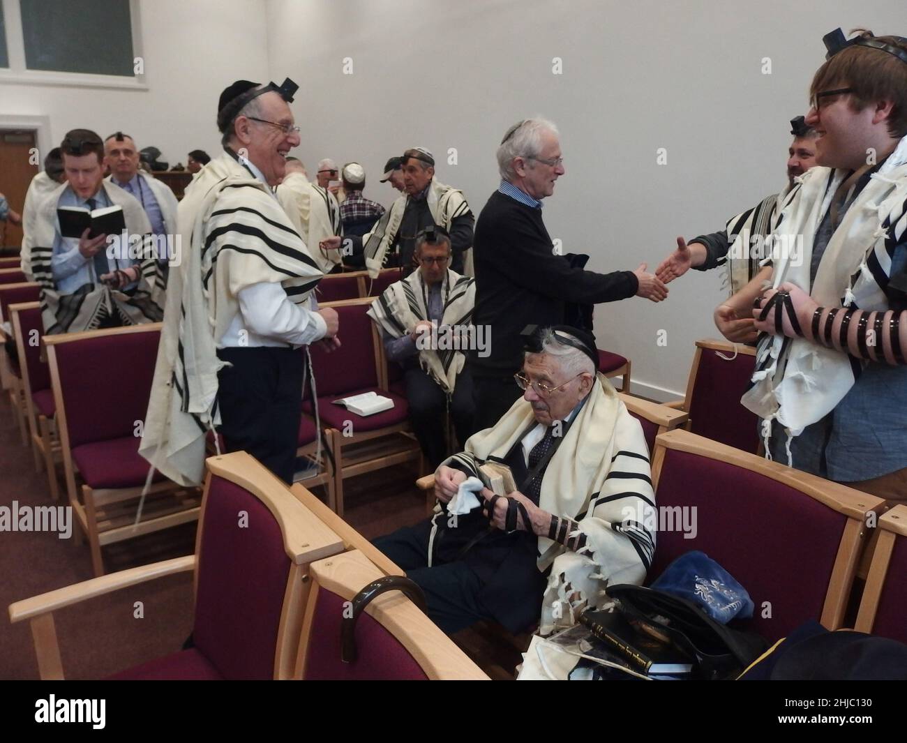 Le Dr Gerald Jacobs, 100 ans, de la synagogue centrale de Birmingham, lors d'un service spécial le dimanche matin pour célébrer son anniversaire, suivi d'un petit déjeuner auquel les congrégants se sont joints, y compris ses trois fils Nathan, Lennie et Maurice. Banque D'Images