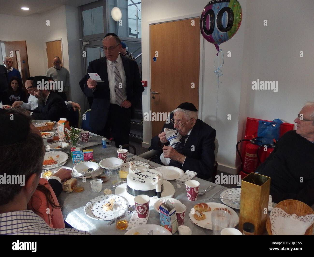 Le Dr Gerald Jacobs, 100 ans, de la synagogue centrale de Birmingham, lors d'un service spécial le dimanche matin pour célébrer son anniversaire, suivi d'un petit déjeuner auquel les congrégants se sont joints, y compris ses trois fils Nathan, Lennie et Maurice. Banque D'Images