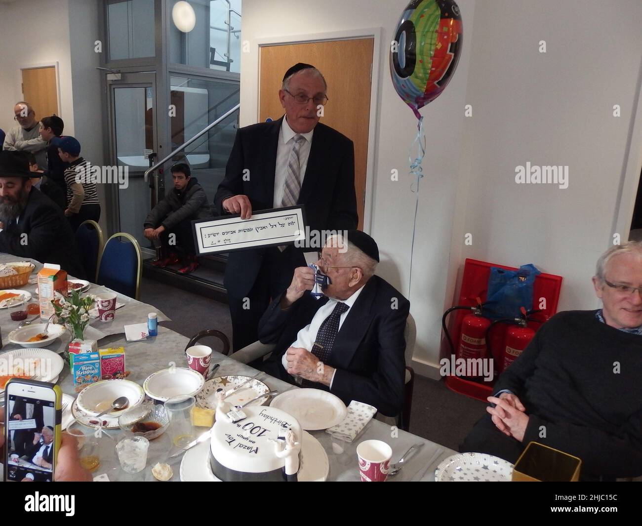 Le Dr Gerald Jacobs, 100 ans, de la synagogue centrale de Birmingham, lors d'un service spécial le dimanche matin pour célébrer son anniversaire, suivi d'un petit déjeuner auquel les congrégants se sont joints, y compris ses trois fils Nathan, Lennie et Maurice. Banque D'Images