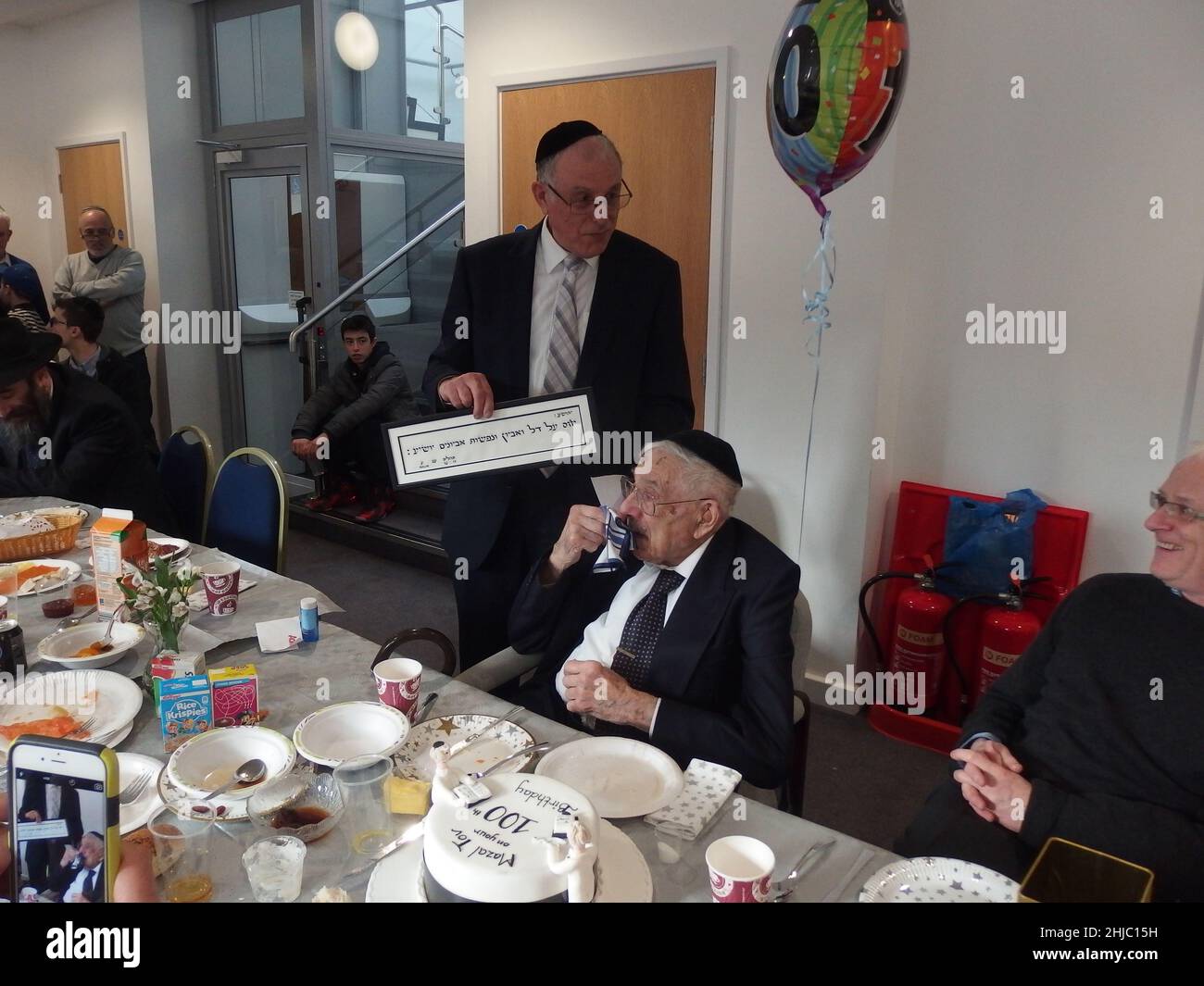 Le Dr Gerald Jacobs, 100 ans, de la synagogue centrale de Birmingham, lors d'un service spécial le dimanche matin pour célébrer son anniversaire, suivi d'un petit déjeuner auquel les congrégants se sont joints, y compris ses trois fils Nathan, Lennie et Maurice. Banque D'Images