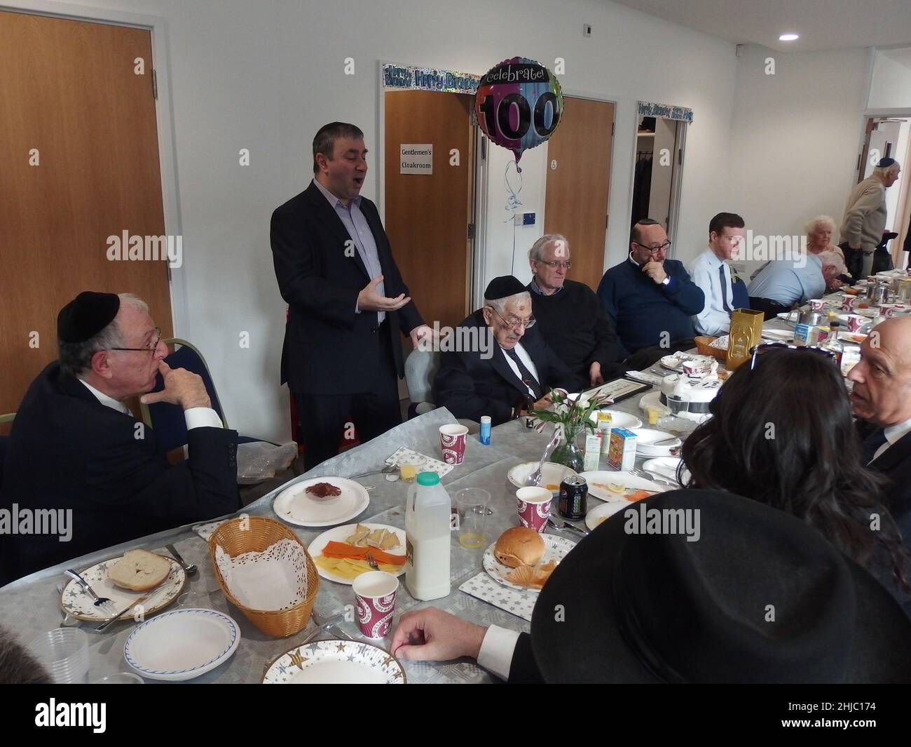 Le Dr Gerald Jacobs, 100 ans, de la synagogue centrale de Birmingham, lors d'un service spécial le dimanche matin pour célébrer son anniversaire, suivi d'un petit déjeuner auquel les congrégants se sont joints, y compris ses trois fils Nathan, Lennie et Maurice. Banque D'Images