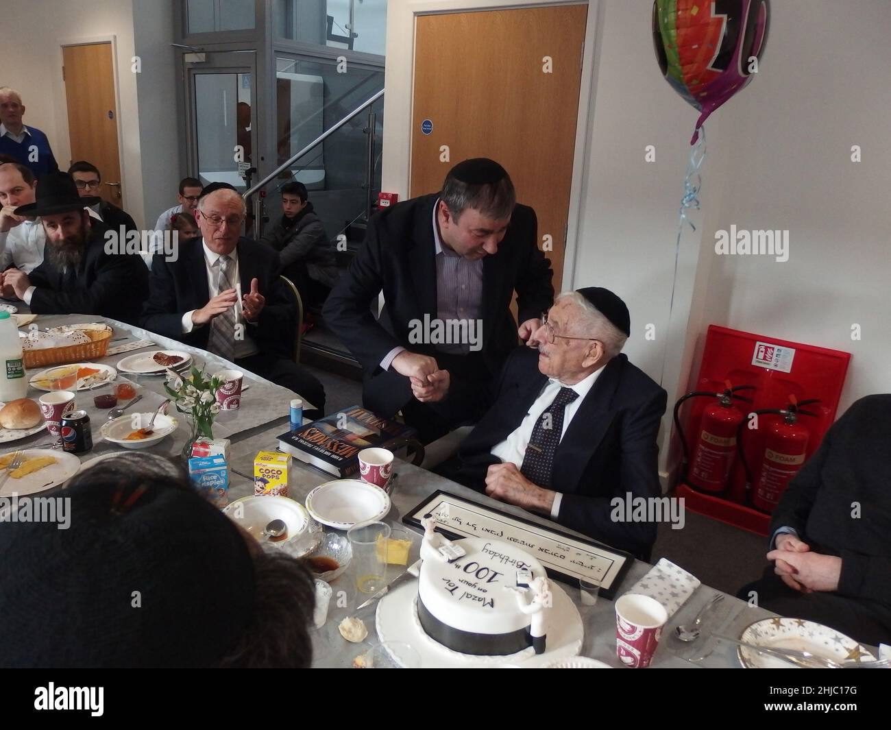 Le Dr Gerald Jacobs, 100 ans, de la synagogue centrale de Birmingham, lors d'un service spécial le dimanche matin pour célébrer son anniversaire, suivi d'un petit déjeuner auquel les congrégants se sont joints, y compris ses trois fils Nathan, Lennie et Maurice. Banque D'Images