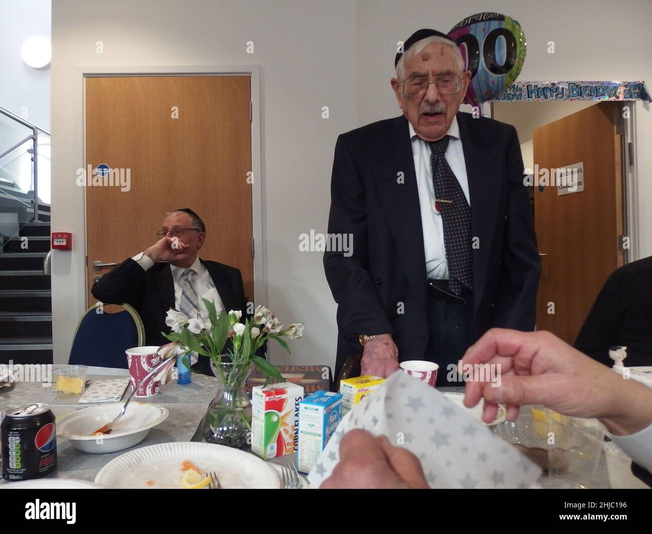 Le Dr Gerald Jacobs, 100 ans, de la synagogue centrale de Birmingham, lors d'un service spécial le dimanche matin pour célébrer son anniversaire, suivi d'un petit déjeuner auquel les congrégants se sont joints, y compris ses trois fils Nathan, Lennie et Maurice. Banque D'Images