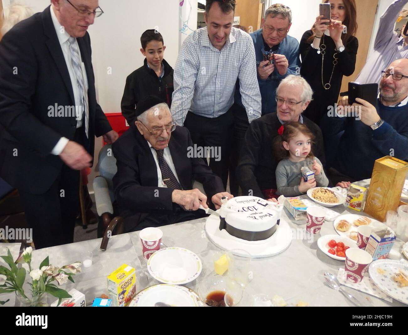 Le Dr Gerald Jacobs, 100 ans, de la synagogue centrale de Birmingham, lors d'un service spécial le dimanche matin pour célébrer son anniversaire, suivi d'un petit déjeuner auquel les congrégants se sont joints, y compris ses trois fils Nathan, Lennie et Maurice. Banque D'Images