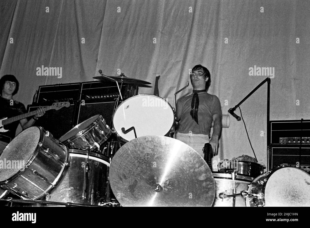 Keith Moon (batteur) détruit sa configuration de batterie, regardé par John Entwistle alors qu'ils terminent une représentation avec l'OMS dans les salles Anson, Bristol University Students' Union, 7 décembre 1968 Banque D'Images