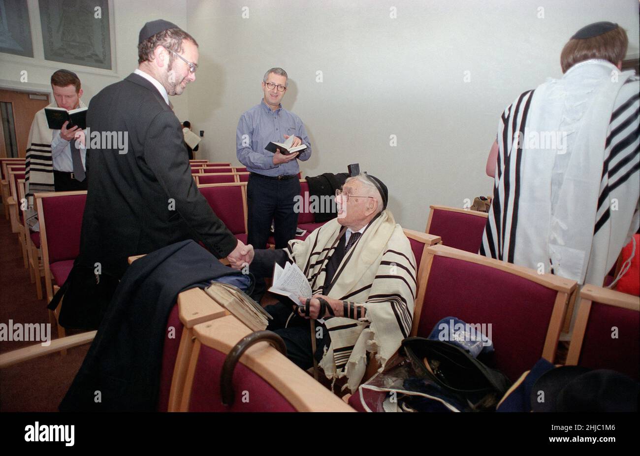 Le Dr Gerald Jacobs, 100 ans, de la synagogue centrale de Birmingham, lors d'un service spécial le dimanche matin pour célébrer son anniversaire, suivi d'un petit déjeuner auquel les congrégants se sont joints, y compris ses trois fils Nathan, Lennie et Maurice. Banque D'Images