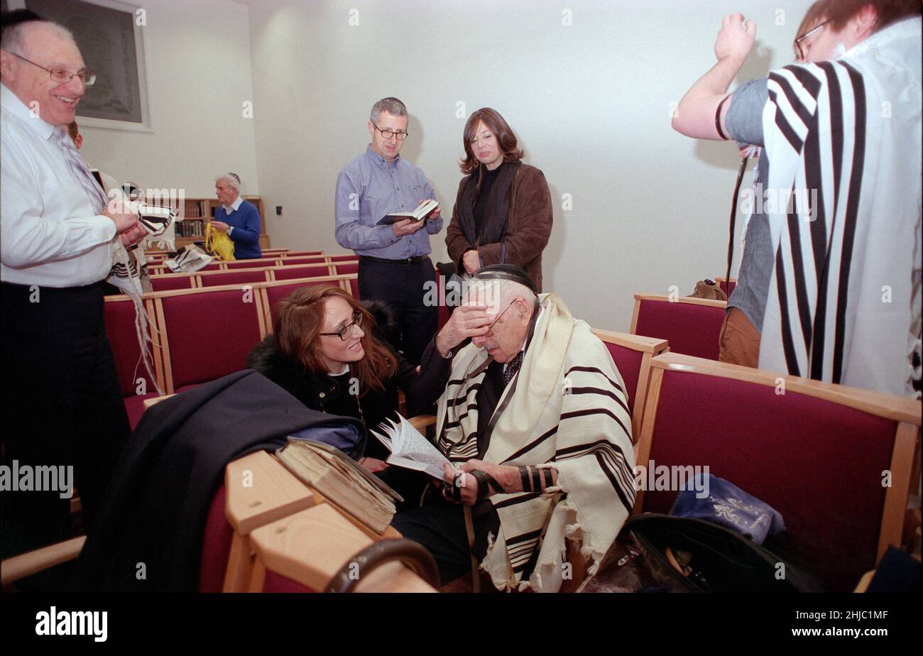 Le Dr Gerald Jacobs, 100 ans, de la synagogue centrale de Birmingham, lors d'un service spécial le dimanche matin pour célébrer son anniversaire, suivi d'un petit déjeuner auquel les congrégants se sont joints, y compris ses trois fils Nathan, Lennie et Maurice. Banque D'Images