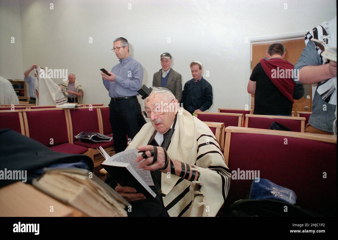 Le Dr Gerald Jacobs, 100 ans, de la synagogue centrale de Birmingham, lors d'un service spécial le dimanche matin pour célébrer son anniversaire, suivi d'un petit déjeuner auquel les congrégants se sont joints, y compris ses trois fils Nathan, Lennie et Maurice. Banque D'Images