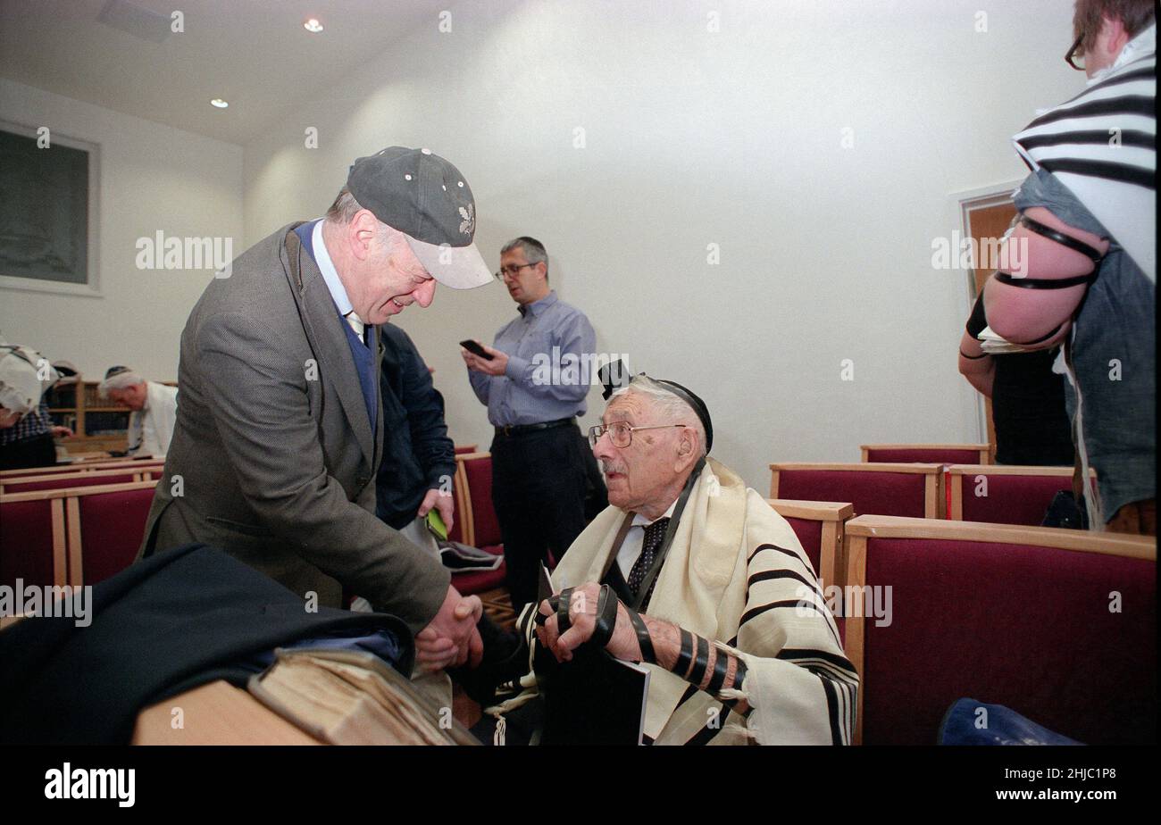 Le Dr Gerald Jacobs, 100 ans, de la synagogue centrale de Birmingham, lors d'un service spécial le dimanche matin pour célébrer son anniversaire, suivi d'un petit déjeuner auquel les congrégants se sont joints, y compris ses trois fils Nathan, Lennie et Maurice. Banque D'Images