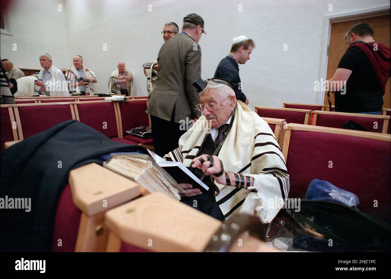 Le Dr Gerald Jacobs, 100 ans, de la synagogue centrale de Birmingham, lors d'un service spécial le dimanche matin pour célébrer son anniversaire, suivi d'un petit déjeuner auquel les congrégants se sont joints, y compris ses trois fils Nathan, Lennie et Maurice. Banque D'Images