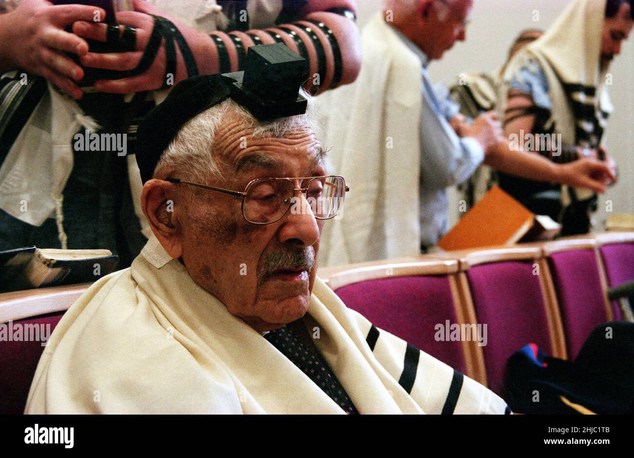 Le Dr Gerald Jacobs, 100 ans, de la synagogue centrale de Birmingham, lors d'un service spécial le dimanche matin pour célébrer son anniversaire, suivi d'un petit déjeuner auquel les congrégants se sont joints, y compris ses trois fils Nathan, Lennie et Maurice. Banque D'Images