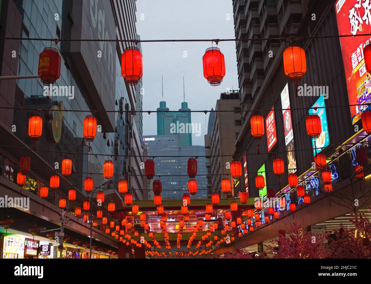 Lanternes rouges exposées avant le nouvel an lunaire à Shenzhen, en Chine Banque D'Images