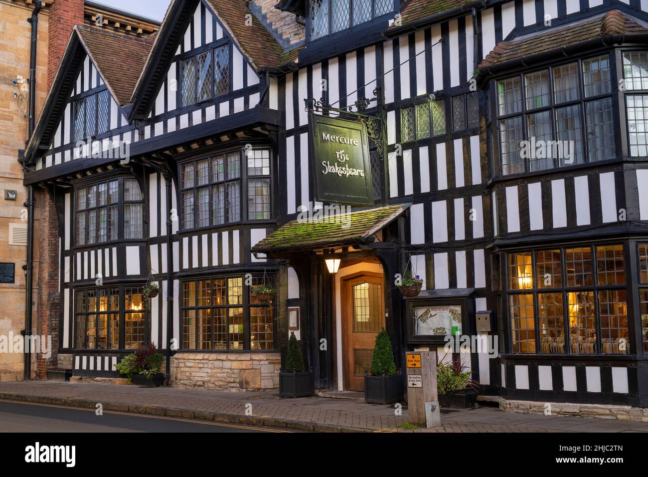 Le Mercure Shakespeare Hotel au crépuscule.Chapel Street, Stratford-upon-Avon, Warwickshire, Angleterre Banque D'Images