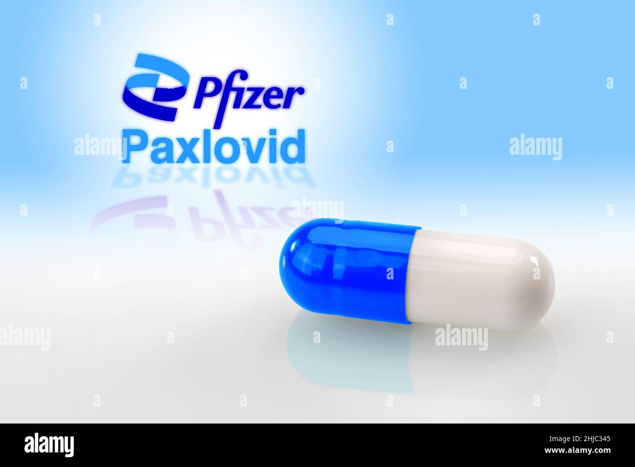 Turin, Italie - 28 janvier 2022: Paxlovid médicament pour le traitement Covid19 en gros plan avec le logo flou de Pfizer en arrière-plan, concept Banque D'Images