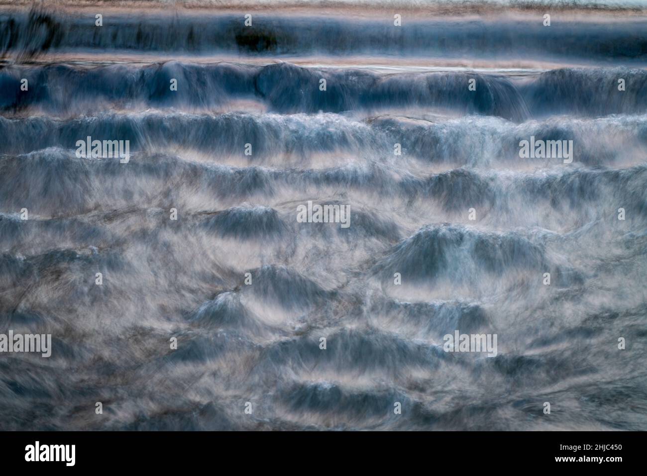 L'eau se déforme rapidement en aval, photographiée par le dessous. Banque D'Images