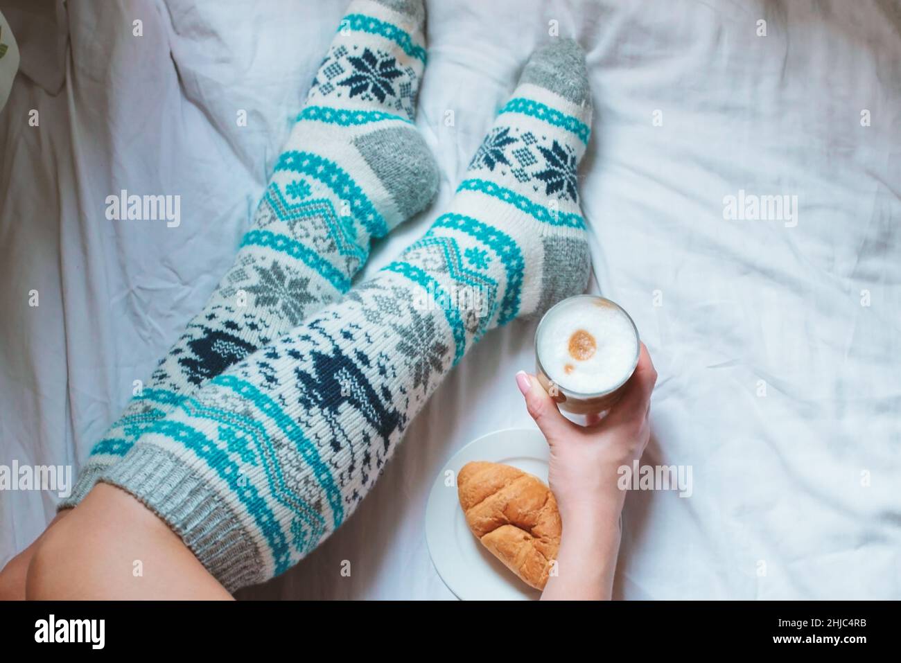 Une jeune belle femme en vêtements tricotés faits main chauds à la maison.. printemps, hiver.Guêtres.Chaussettes de genou.Legging Banque D'Images