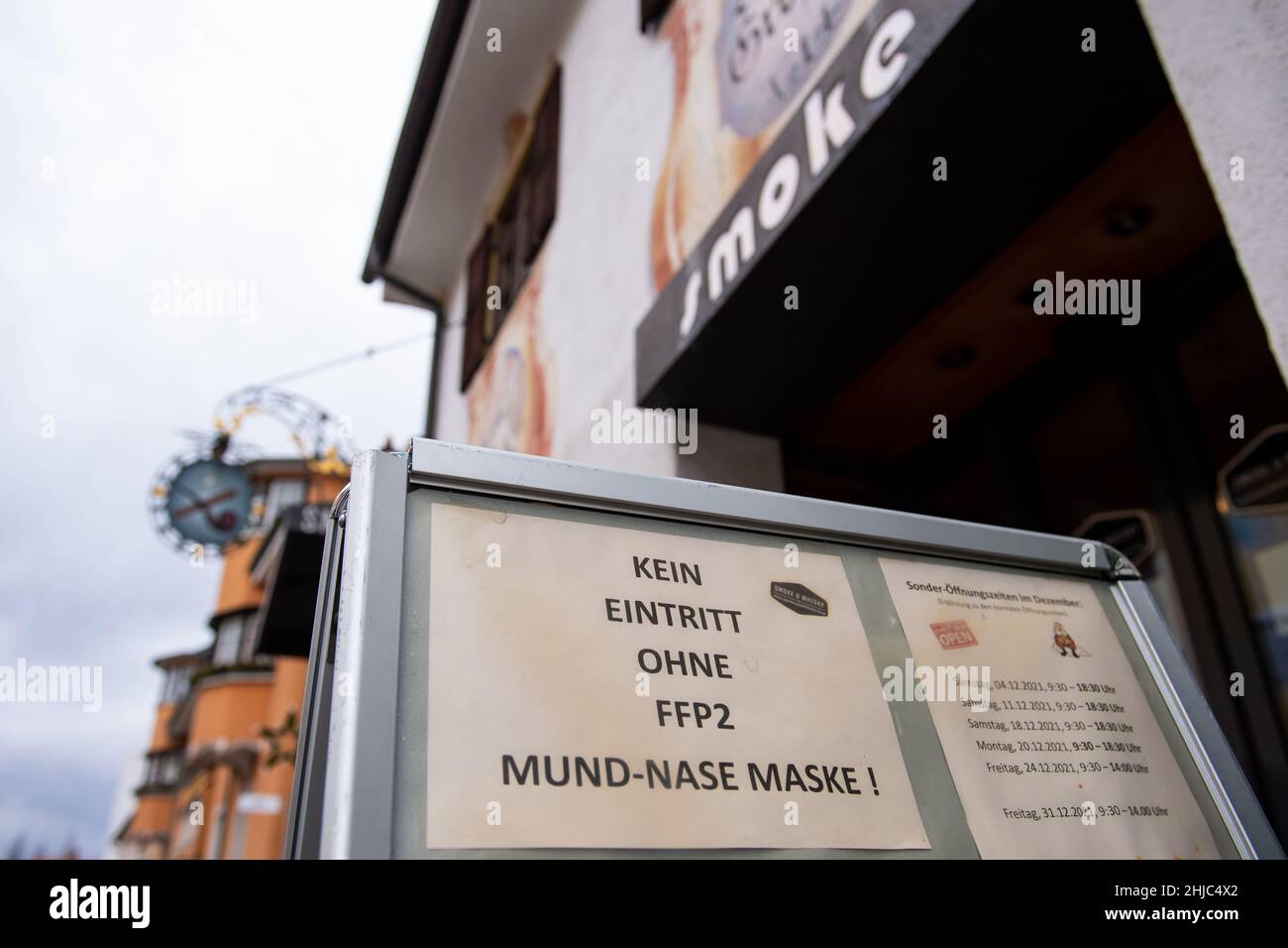 Starnberg, Allemagne.28th janvier 2022.Un panneau indiquant « pas d'entrée sans masque de bouche-nez FFP2 ! »peut être vu à l'entrée d'un magasin.Crédit : Lennart Preiss/dpa/Alay Live News Banque D'Images